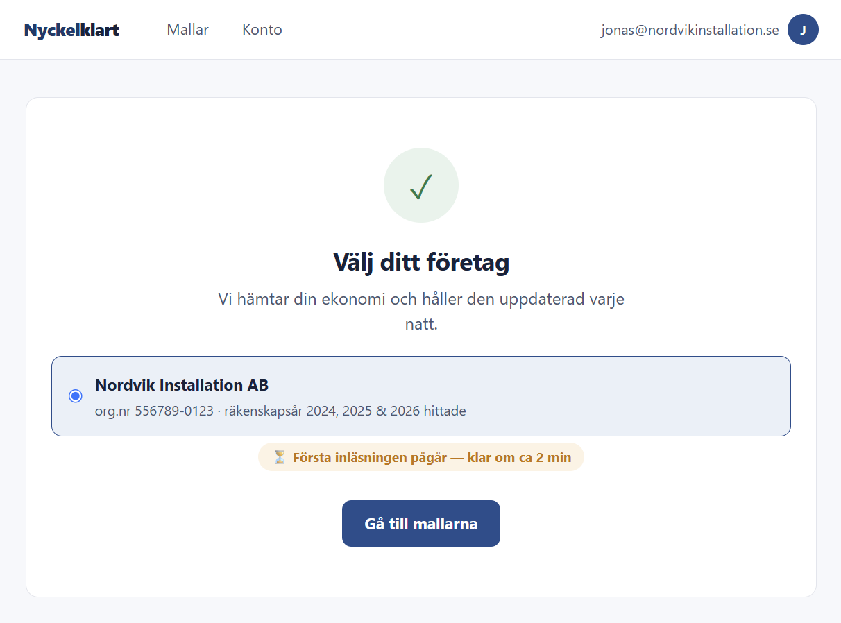 Anslutningssidan i Nyckelklart: grön bock, rubriken ”Välj ditt företag”, Nordvik Installation AB vald med org.nr och tre räkenskapsår, notisen ”Första inläsningen pågår — klar om ca 2 min” och knappen ”Gå till mallarna”.